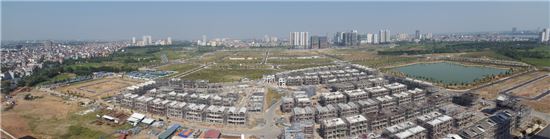 베트남 하노이에 대우건설이 조성중인 복합 신도시 '스타레이크' 1단계 사업지 전경. 현재 막바지 인프라 공사와 고급빌라 신축이 한창이다.