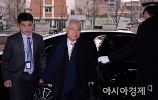 [포토]차에서 내리는 김창종 헌법재판관