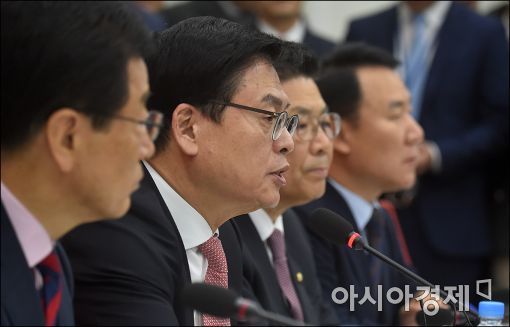 정우택 "개혁입법 적극 나설 것…비정규직 최저임금 문제 논의"