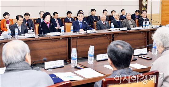 광주광역시는 19일 오전 시청 3층 소회의실에서 ‘제3차 광주원로회의’를 열어 시정 주요업무와 향후계획을 설명하고 원로들의 자문을 구했다. 사진제공=광주시