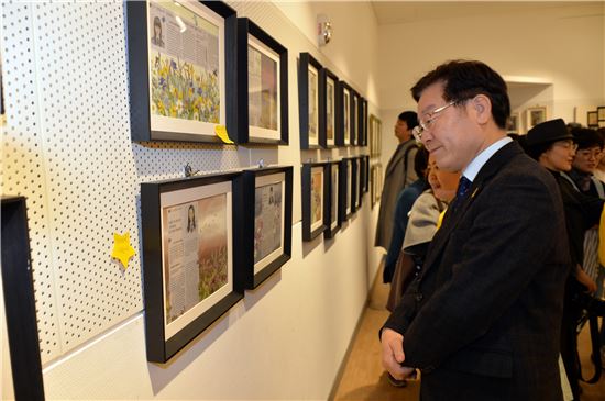19일 성남시청 공감갤러리에서 개막한 '세월호 가족 작품전'에 참석한 이재명 성남시장이 전시 작품들을 보면서 잠시 생각에 잠겨 있다.