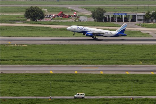 인도 뉴델리 소재 인디라간디국제공항에서 인도 최대 저비용 항공사인 인디고의 여객기가 이륙하고 있다(사진=블룸버그뉴스).