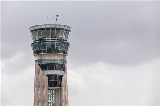 인디라간디국제공항에 새로 들어선 높이 102m의 항공관제탑(사진=블룸버그뉴스).