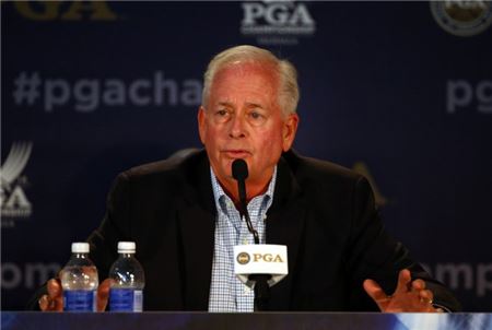 톰 비숍 전 PGA 회장은 2014년 트위터에 성차별적인 표현을 사용해 해임되는 불명예를 안았다.