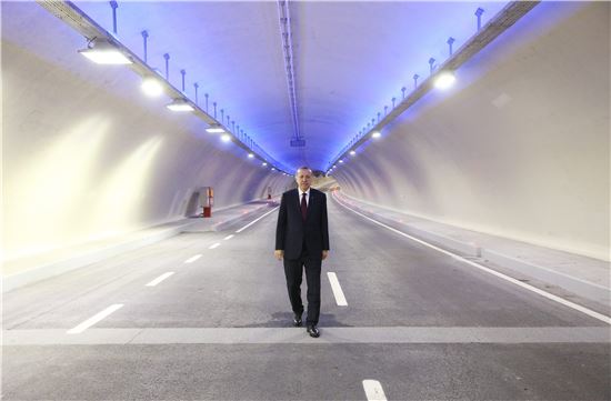 레제프 타이이프 에르도안 터키 대통령이 20일(현지시간) 개통된 이스탄불의 아시아 대륙과 유럽 대륙을 연결하는 보스포루스해협 해저 도로터널을 걷고 있다. (사진=EPA연합)