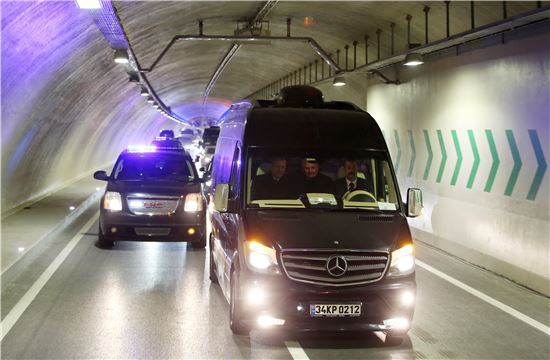 레제프 타이이프 에르도안 터키 대통령(조수석)이 20일(현지시간) 개통된 이스탄불의 아시아 대륙과 유럽 대륙을 연결하는 보스포루스해협 해저 도로터널을 직접 차를 타고 달리고 있다. (사진=AP연합)