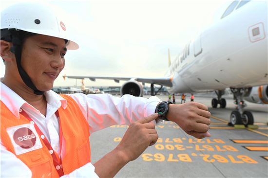 싱가포르 공항 지상근무 직원, '삼성 기어S3'로 일한다
