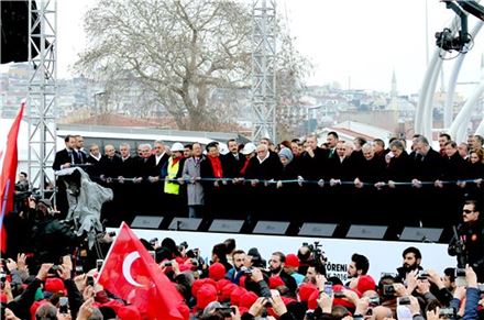 20일 터키 이스탄불 현지에서 열린 '유라시아해저터널' 개통식에서 레제프 타이이프 에르도안 터키 대통령(오른쪽에서 일곱 번째)과 최광철 SK건설 사장(오른쪽에서 열한 번째) 등이 기념촬영을 하고 있다.(자료:SK건설)

