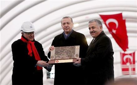 레제프 타이이프 에르도안 터키 대통령(가운데)가 20일 터키 이스탄불 현지에서 열린 '유라시아해저터널' 개통식에서 기념패를 들고 촬영을 하고 있다.(자료:SK건설)


