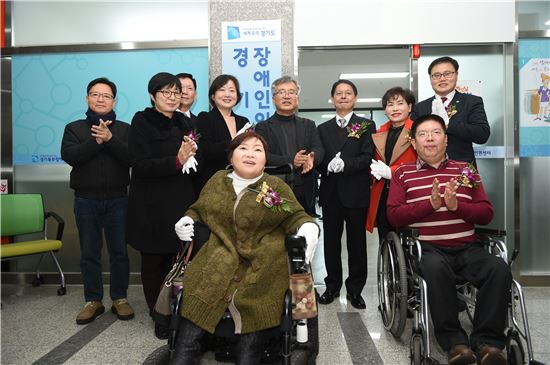 경기도 북부지역 장애인 인권을 책임질 장애인인권센터가 21일 개소했다. 양복완 부지사(오른족 네번째) 등 관계자들이 개소식에 참석해 기념사진을 찍고 있다. 