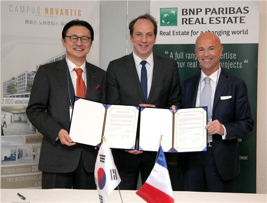 21일 주한 프랑스대사관에서 한국투자증권과 BNP파리바 리얼에스테이트가 프랑스 노바티스 파리법인 사옥 매매 계약을 체결하고 기념사진을 촬영하고 있다. 왼쪽부터 유상호 한국투자증권 사장, 파비앙 페논(Fabien Penone) 프랑스 대사, 티에리 라루폰(Thierry Laroue-Pont) BNP파리바 리얼에스테이트 <사진=한국투자증권>