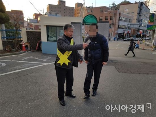 전남 고흥경찰이 연말연시를 맞아 직원들을 상대로 출근시간에 맞춰 불시 숙취 점검을 실시했다.