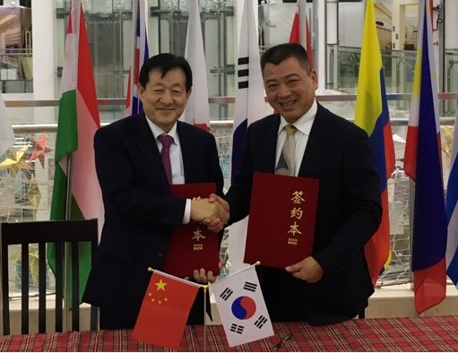 이영필 공영홈쇼핑 대표(왼쪽)와 천지엔 임포리움 시티 CEO가 21일 업무협약 후 기념촬영을 하고 있다. 사진제공=공영홈쇼핑