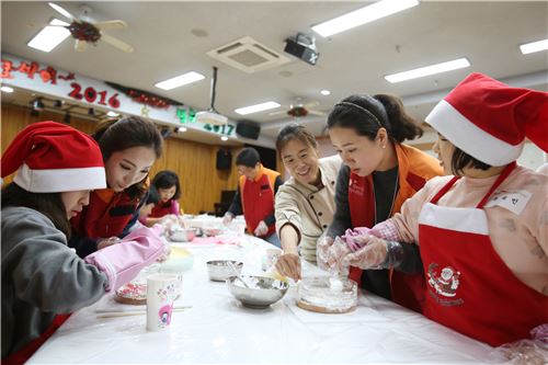 ▲SK이노베이션은 21일 서울 노원구에 위치한 다운복지관에서 발달장애아동들과 크리스마스 케이크 만들기 봉사활동을 실시했다.