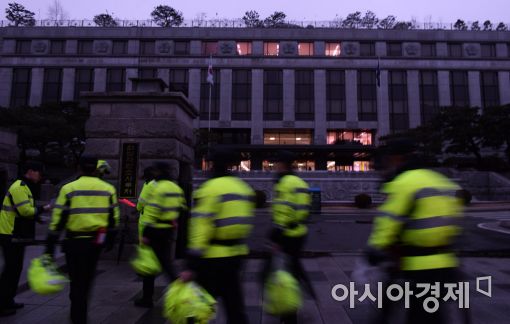 [포토]탄핵심판 첫 준비기일, 헌재 앞 강화된 경계 태세