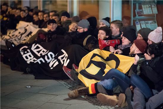 ▲총리관저 앞에서 시위중인 독일 우파 지지자들. (EPA=연합뉴스)