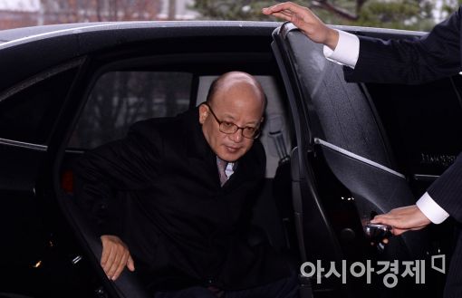 [포토]탄핵심판 첫 준비기일, 출근하는 박한철 헌법재판소장 