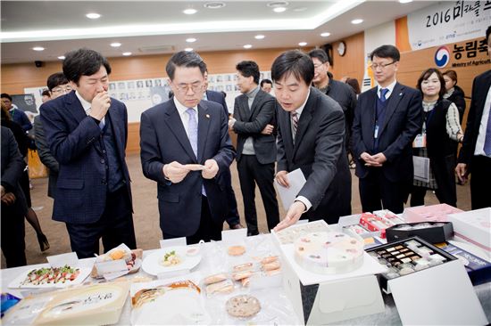 김재수 농림축산식품부 장관은 11월9일 정부세종청사에서 열린 미라클 프로젝트 시식회에서 수상작들을 살펴보고 있다.
