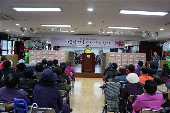 김덕수 여신금융협회장(단상 위 가운데)이 22일 서울 양천구 신월어르신복지센터를 방문해 200여명의 독거노인들에게 무료 급식 봉사를 한 뒤 단상에 올라 위로의 말을 전하고 있다. 사진제공=여신금융협회
