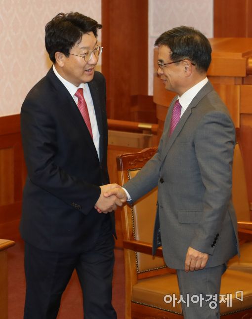 [포토]악수하는 권성동 법사위원장과 이중환 변호사