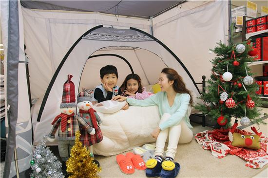 22일 서울 성동구 이마트 성수점에서 모델과 아이들이 난방텐트를 선보이고 있다.




