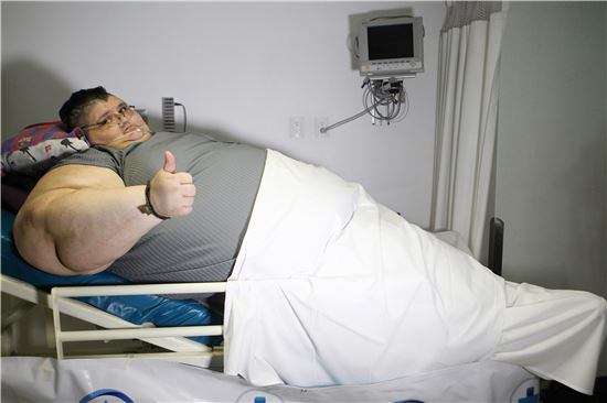 후안 페드로가 체중 감량에 대한 자신감으로 엄지손가락을 들어 보이고 있다. (사진=EPA연합)