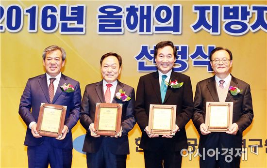 [포토]이낙연 전남지사,시·도지사 부문 ‘올 해의 지방자치 CEO’ 선정 