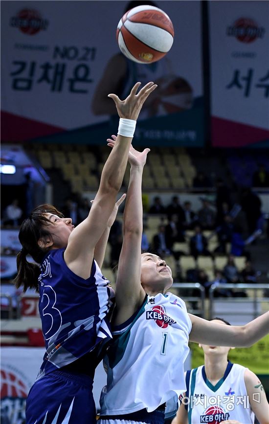 [포토]김단비, '리바운드를 향해'