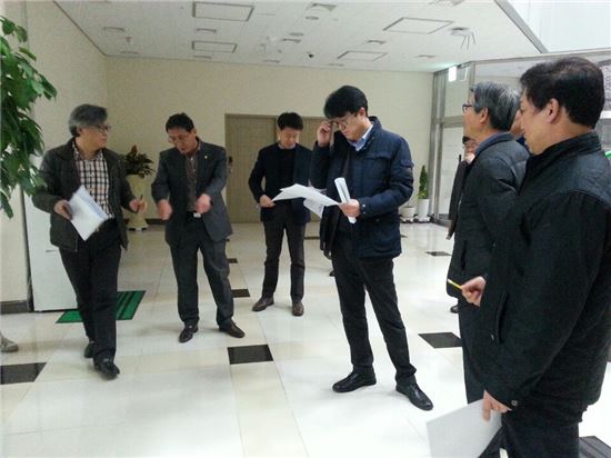 수원시 긴급안전진단팀이 호매실도서관 천장 등을 살피고 있다. 