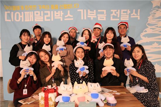 22일 서울 양평동 롯데홈쇼핑 본사에서 롯데홈쇼핑 직원들이 입양대상아동 및 한부모가정 지원을 위한 '디어패밀리박스' 캠페인에 참여해 구름빵 인형을 제작하고 기념사진을 촬영했다.