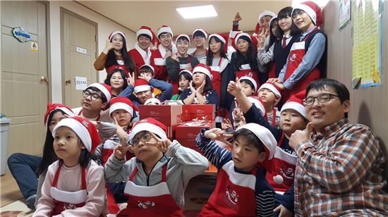 20일 기흥 '삼성 나노시티'임직원들이 새수원지역아동센터를 방문해 아이들과 함께 기념 사진을 촬영하고 있다.
