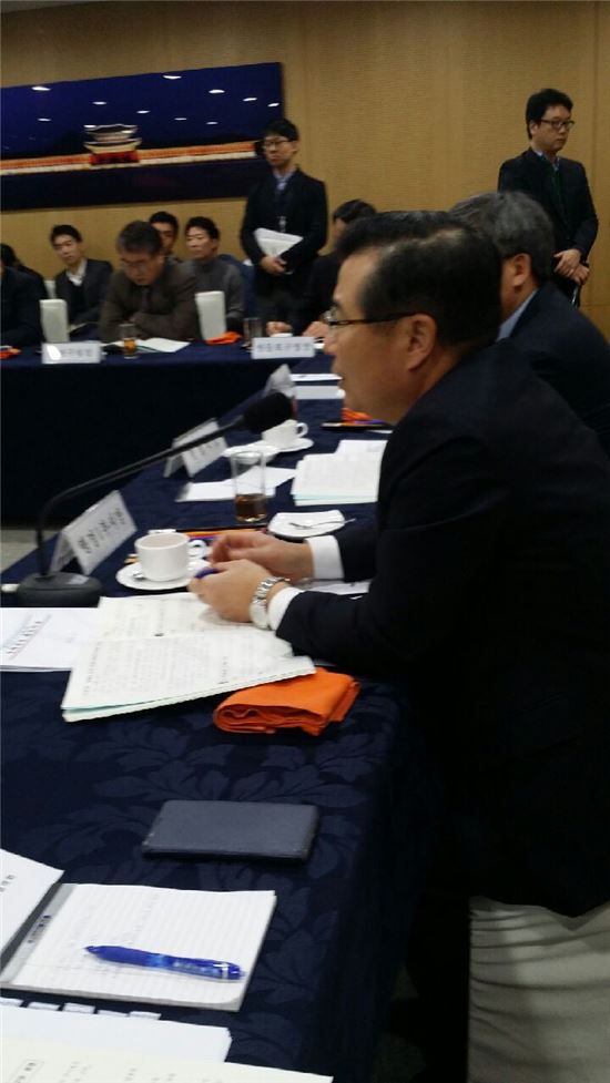 류경기 서울시 행정1부시장이 서울시구청장협의회에서 발언하고 있다.