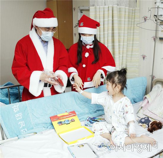 전남대병원 소아병동 흥겨운 성탄절 잔치
