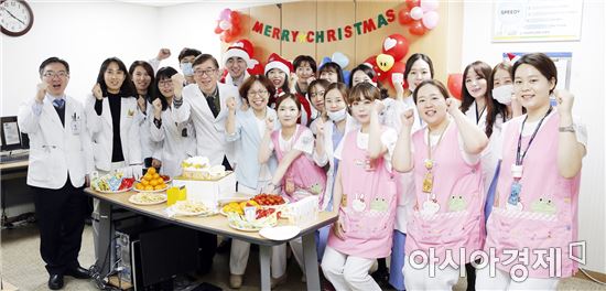 전남대병원 소아병동 흥겨운 성탄절 잔치