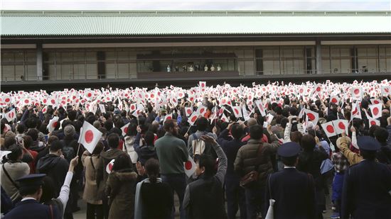 ▲도쿄 왕궁 앞에 모인 인파들이 일왕의 생일을 축하하며 국기를 흔들고 있다. (AP=연합뉴스)