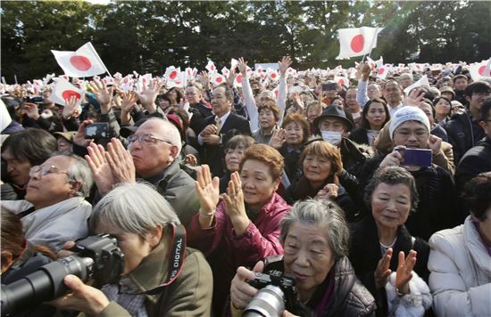▲도쿄 왕궁 앞에 모인 인파들이 일왕의 생일을 축하하며 국기를 흔들고 있다. (AP=연합뉴스)