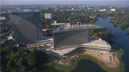 포스코건설, 미얀마 호텔 최초 '커튼월'…신뢰로 막은 두차례 外風