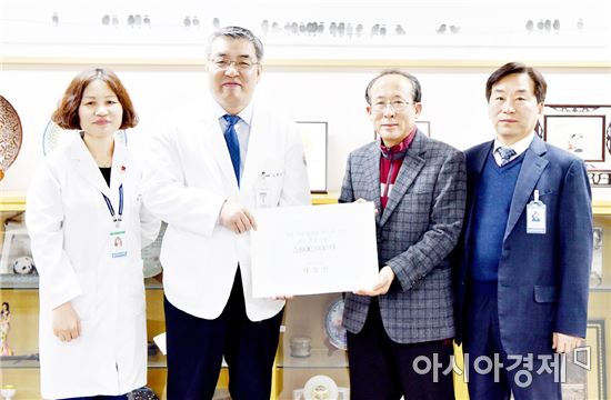 낙농 일사천리회 서정범 회장이 김형준 화순전남대병원장에게 기부금을 전달하고 있다.