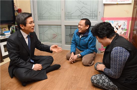 황교안 대통령 권한대행이 23일 서울 대방동 임대주택단지를 찾아 입주민들과 대화를 나누고 있다.