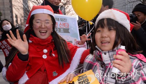 [포토]성탄 분위기의 촛불집회