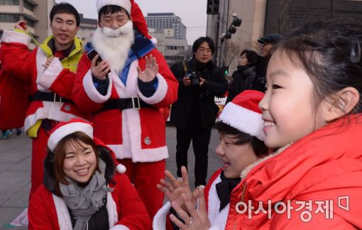 [포토]광화문에 나타난 산타클로스