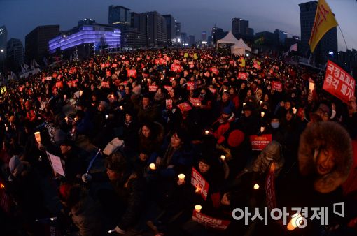 "박근혜 퇴진해야 메리크리스마스"…전국 70만 촛불 타올라