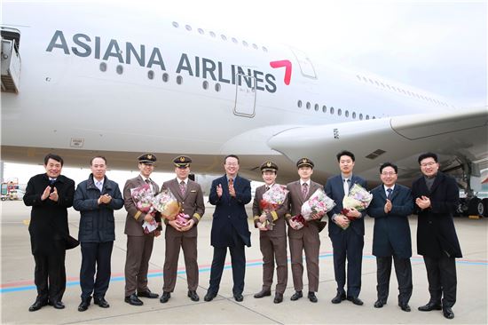 23일 오후 3시 인천국제공항 주기장에서 진행된 '아시아나항공 A380 6호기 도입행사'에서 김수천 아시아나항공 사장(왼쪽 다섯번째)을 비롯한 임직원들이 기념촬영을 하고 있다.