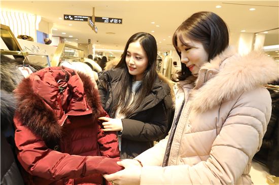 소비불씨냐, 풍선효과냐…백화점, 신년세일 불안한 '호실적'