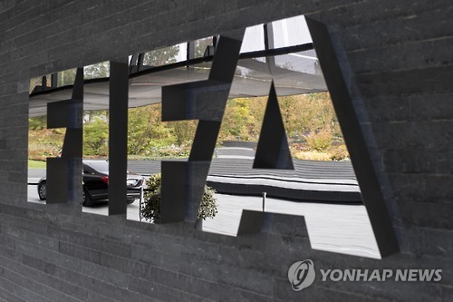 FIFA 규정 논의, '앞으로 주장만 심판에 항의 가능'…럭비 유니언 벤치마킹