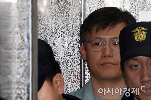'청와대 문건유출' 정호성, 징역 1년6개월 '실형'