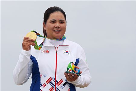 박인비가 리우올림픽 여자골프 시상식에서 금메달을 목에 걸고 포즈를 취하고 있다.