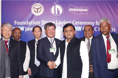 ▲김헌탁 EPC BG장(왼쪽에서 네번째)과 아킬레쉬 야다브 우타르 프라데시 주(州) 주총리(왼쪽에서 다섯 번째)가 23일 인도 우타르 프라데시 주(州) 자와하르푸르에서 열린 'Foundation Stone Laying Ceremony' 행사에 참석해 기념촬영을 하고 있다.