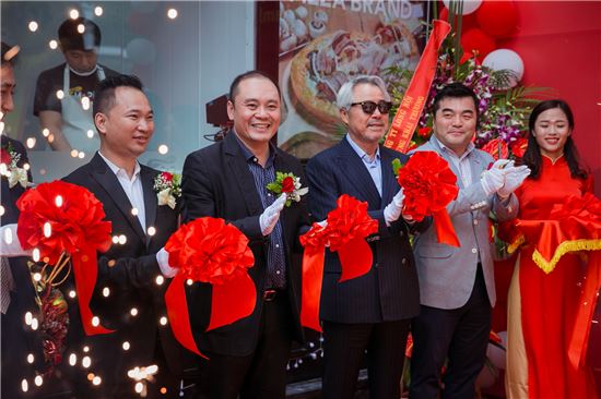 MPK그룹은 베트남 하노이에서 정우현회장(우측에서 세번째)과 Tai Tam 社 Quan 회장(좌측에서 두번째)이 참석한 가운데 미스터피자 베트남 1호점 오픈식을 가졌다.

 

