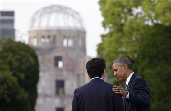 ▲지난 5월 히로시마 방문 당시 버락 오바마 미국 대통령과 아베 신조 일본 총리의 모습(사진=AP연합)
